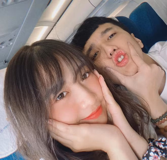 Mặc dù đã công khai, nhưng cặp đôi ít khi chia sẻ chuyện tình cảm lên MXH. Một phần do hot girl trường báo không phải là streamer vậy nên những thông tin về cô nàng cũng khá kín tiếng.