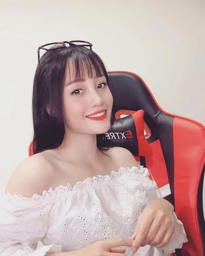 Đầu tiên phải kể đến Linh Đan (Phạm Linh), cô từng làm streamer. Với nhan sắc xinh đẹp và ngoại hình hút mắt, cô nàng đã thu hút một lượng người xem ổn định mỗi lần lên sóng livestream.