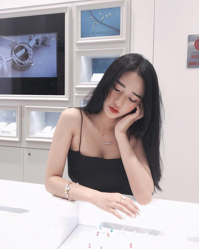 Nguyễn Thị Dạ Thảo – cô gái đến từ Quảng Ninh mới đây trở thành cái tên nổi như cồn trên mạng xã hội khi khoe những bức hình quá nóng bỏng trên trang cá nhân.