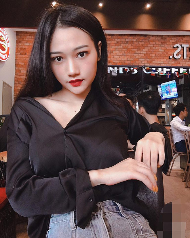 Dạ Thảo sinh năm 1998 tại Quảng Ninh, cô tốt nghiệp trường Đại học Công nghiệp Hà Nội cách đây ít lâu. Hot girl sở hữu nét đẹp hiện đại và làn da trắng hồng khoẻ khoắn.