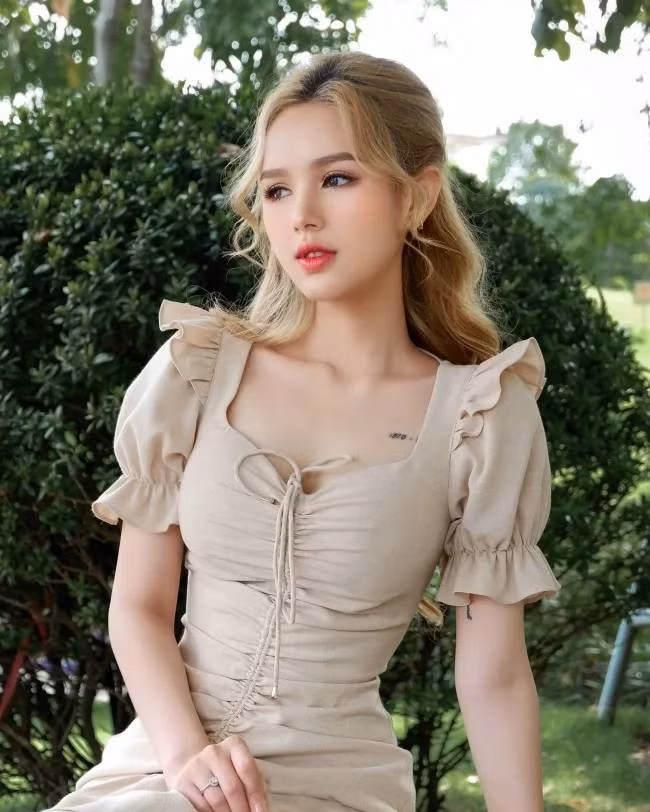 Xoài Non tên thật là Phạm Thùy Trang. Hot girl 2k2 đã lấy chồng từ năm 18 tuổi và chính thức về chung 1 nhà với streamer Xemesis năm 2020.