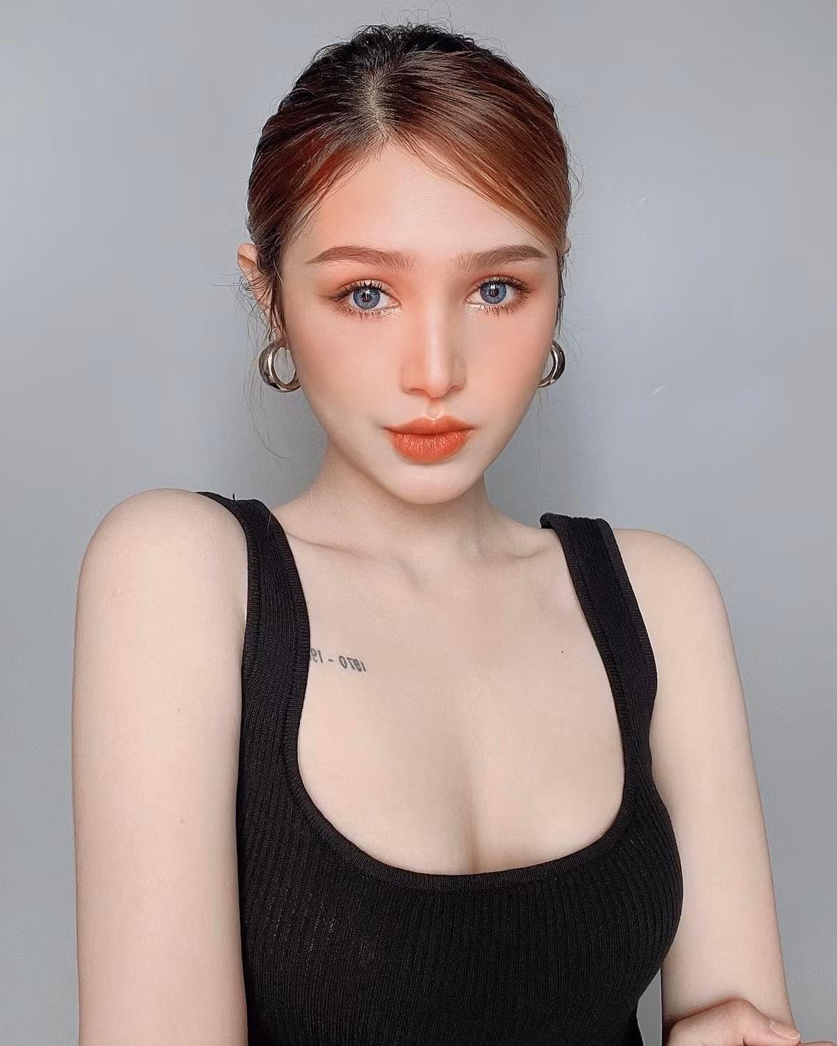 Nổi tiếng nhờ nhan sắc lai Tây chuẩn búp bê, cô nàng cũng thường xuyên chọn phong cách makeup kiểu Tây để tôn lên đường nét khuôn mặt.