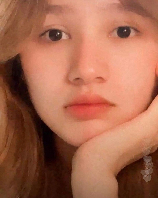 Tuy nhiên, khi bỏ đi lớp makeup quý cô thời thượng thì nàng hotgirl lại có dáng vẻ của một tiểu thư trong sáng, ngọt ngào.