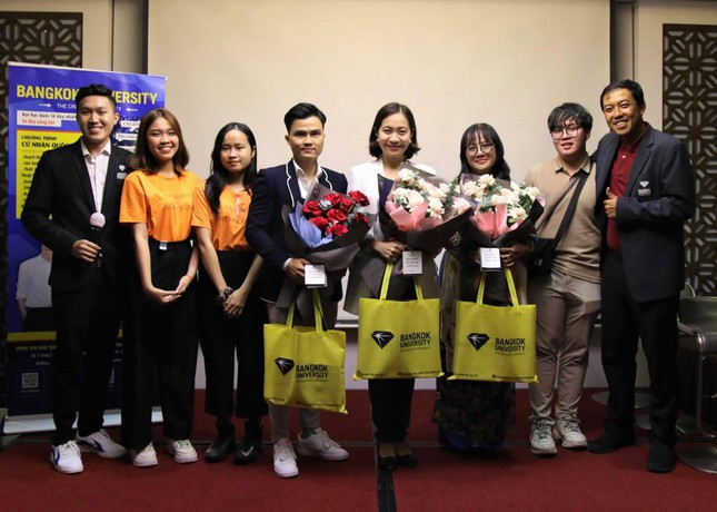 Mới đây, trên trang cá nhân travel blogger người Việt có tên Tùng Chill khiến nhiều người rơi vào cảm giác muốn "xách balo lên và đi". Anh chàng này đăng tải những bức ảnh siêu đẹp về Thái Lan cùng kinh nghiệm du lịch xứ Chùa Vàng thu hút sự chú ý của nhiều người.