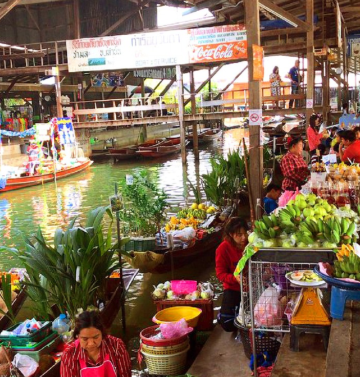 Trong vlog giới thiệu về du lịch Thái Lan của Tùng Chill, anh chàng đưa các khán giả của mình đi khá nhiều điểm du lịch đặc trưng ở Thái Lan như Bangkok, ghé tham các khu chợ nổi... hay những cung điện nổi tiếng của Hoàng gia.