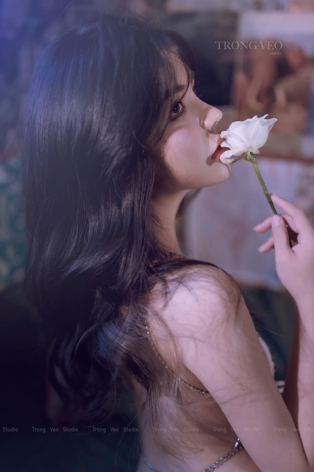 Sở hữu nước da trắng cộng thêm mái tóc dài bồng bềnh và thân hình nhỏ nhắn nên Mai Dora dễ dàng hóa thân thành nữ sinh cấp 3 mà chẳng ai hay nữ streamer này sinh năm 1995.