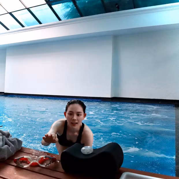 Đây là lần hiếm hoi mà chị dâu tương lai rich kid Tiên Nguyễn ăn vận hở để lộ vóc dáng quyến rũ trên MXH. Bởi xưa nay cô vốn theo đuổi style thanh lịch, nữ tính.