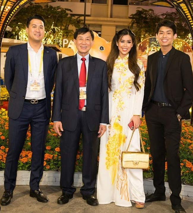 Phillip là người Philippines gốc Việt. Ngoài vai trò doanh nhân thành đạt, anh chàng còn nổi đình đám với danh xưng em chồng Hà Tăng.