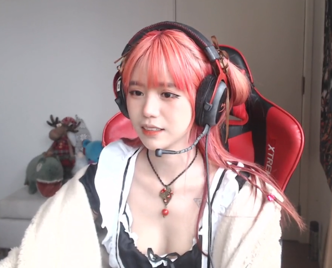 Ấy vậy nhưng vào một buổi lên sóng, muốn đổi mới hình ảnh cá nhân, nữ streamer YuGi quyết định "thử một lần chơi lớn" với trang phục hầu gái.