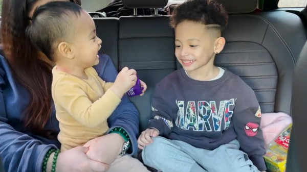 Theo chia sẻ của Độ Mixi, quê của anh ở Cao Bằng, mất khoảng 6 tiếng đồng hồ đi để đi từ Hà Nội về quê. Trong đoạn đầu của Vlog, anh em Tùng Cáo phải liên tục đổi chỗ để đỡ bị chán…