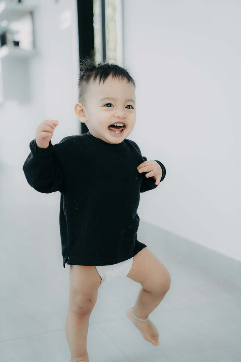 Cáo Nhu Nhi - con trai thứ của Độ Mixi cũng nhận được sự yêu thích cực lớn từ người hâm mộ bởi vẻ ngoài mũm mĩm, đáng yêu. Xuất hiện trong MV Stream đến bao giờ của bố Độ, cậu con trai thứ này dễ dàng chiếm trọn spotlight với vẻ đẹp như thiên thần.