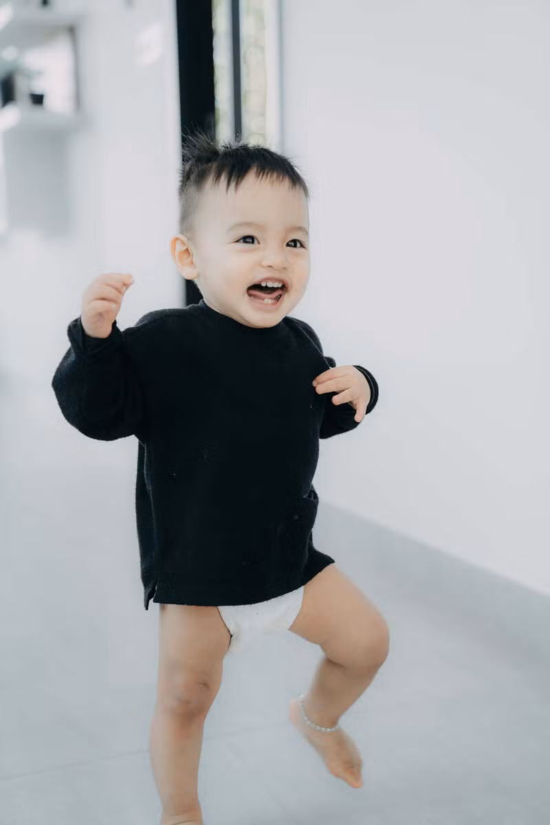 Cáo Nhu Nhi - con trai thứ của Độ Mixi cũng nhận được sự yêu thích cực lớn từ người hâm mộ bởi vẻ ngoài mũm mĩm, đáng yêu. Xuất hiện trong MV Stream đến bao giờ của bố Độ, cậu con trai thứ này dễ dàng chiếm trọn spotlight với vẻ đẹp như thiên thần.