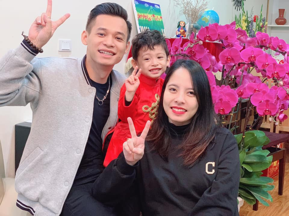 "Tộc trưởng" Độ Mixi đã đăng tải hình ảnh gia đình đầm ấm quây quần cùng nhau tại quê nhà Cao Bằng. 