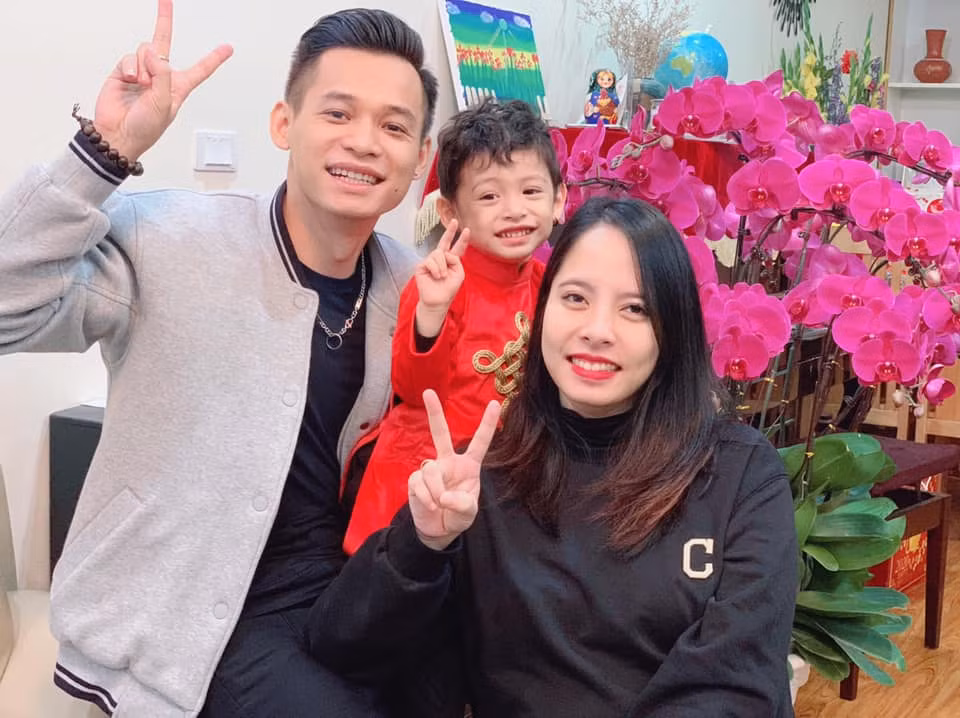 "Tộc trưởng" Độ Mixi đã đăng tải hình ảnh gia đình đầm ấm quây quần cùng nhau tại quê nhà Cao Bằng. 