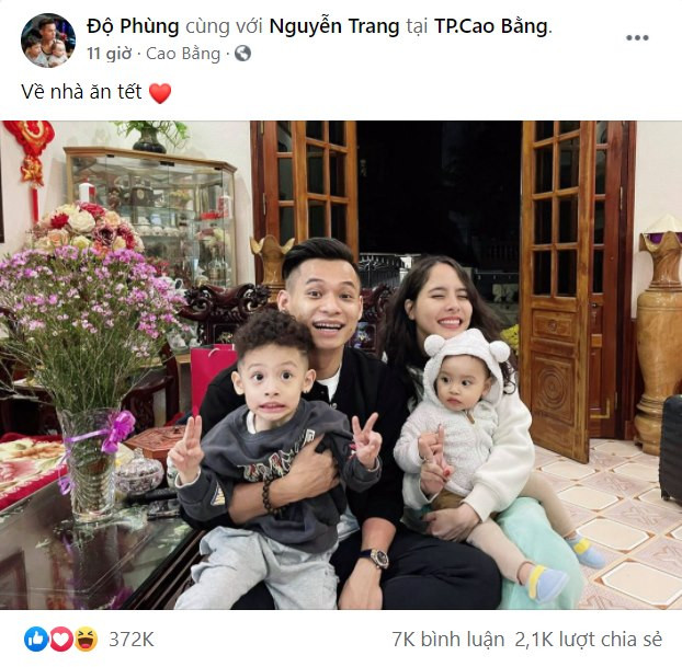 Cảnh tượng quen thuộc nhưng cũng vô cùng đầm ấm của gia đình Độ Mixi đã thu hút sự quan tâm của cư dân mạng, đặc biệt là các thành viên của "bộ tộc Mixi Gaming". Chỉ sau vài giờ, status check-in Cao Bằng dịp Tết của "tộc trưởng" đã thu hút lượng tương tác khủng lên đến hàng trăm nghìn. 