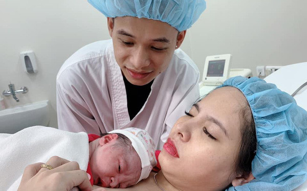 Vốn nổi tiếng là mẫu người đàn ông của gia đình, Độ Mixi rất khéo trong việc phát triển sự nghiệp lẫn chăm chút cho mái ấm nhỏ của mình. Anh chàng đã từng nhiều lần chia sẻ trên sóng trực tiếp rằng: "Gia đình luôn là thứ quan trọng nhất".