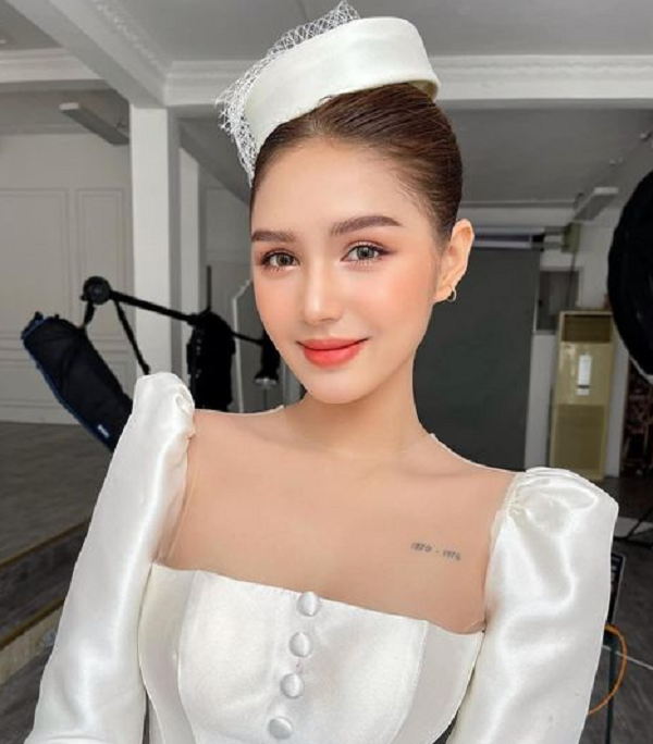 Trong ảnh, vợ streamer Xemesis mặc bộ váy của phụ nữ thập kỉ 70 cùng mũ hộp pillbox mang phong cách vintage nhưng vẫn rất sang trọng, quý phái thời ấy.