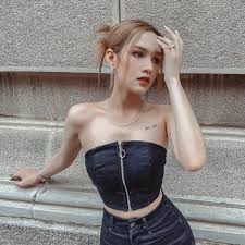 Qua bức ảnh, có thể dễ dàng thấy được hình xăm ở ngực trái của cô.