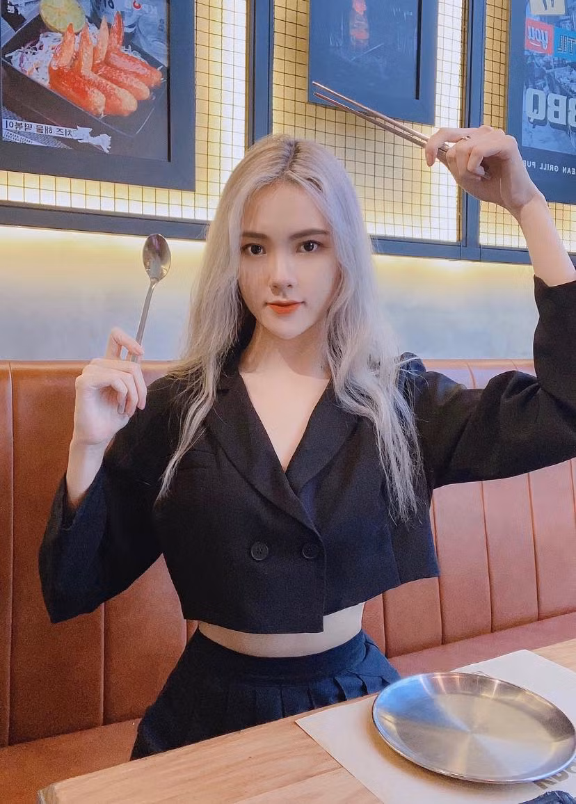 Không chỉ vậy, nàng ta còn khiến hội chị em vô cùng ganh tị trước những màn khoe khéo body cực nuột với số đo ba vòng chuẩn siêu mẫu.