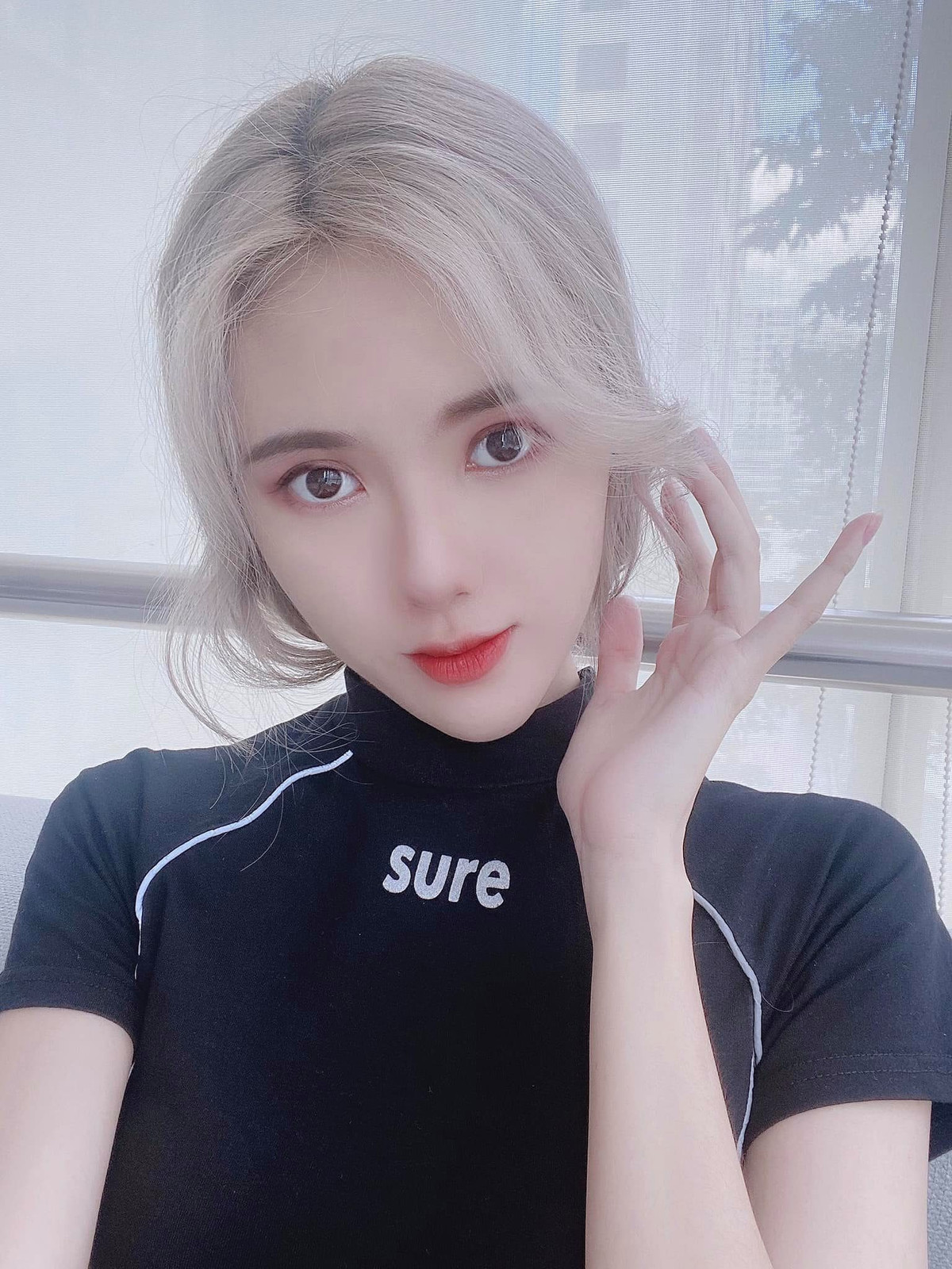 Nữ streamer chia sẻ cô "đẹp tự nhiên" cũng như "tự nhiên mà đẹp" bởi hot girl không phải trải qua bất kỳ chế độ ăn uống nào thậm chí còn "ăn mạnh" đồ ăn vặt.