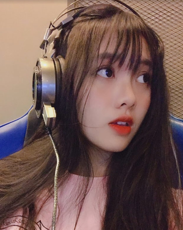 Thiên An luôn biết cách biến hóa đủ mọi style độc đáo, gây hút mắt người xem. Bởi vậy, nàng ấy dù trong hình tượng dễ thương hay cá tính nhưng vẫn quyến rũ hết phần thiên hạ.