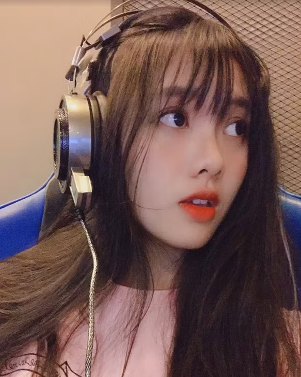 Thiên An luôn biết cách biến hóa đủ mọi style độc đáo, gây hút mắt người xem. Bởi vậy, nàng ấy dù trong hình tượng dễ thương hay cá tính nhưng vẫn quyến rũ hết phần thiên hạ.