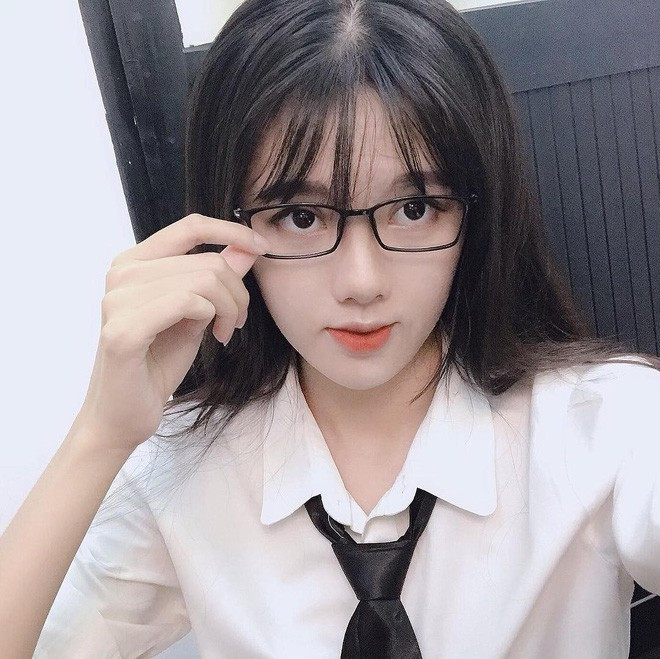 Mòe 1M77 tên thật là Nguyễn Hoàng Thiên An, nữ streamer có khởi đầu sự nghiệp là idol trên TalkTV và sau đó dấn thân sang nghiệp streamer Liên Quân.