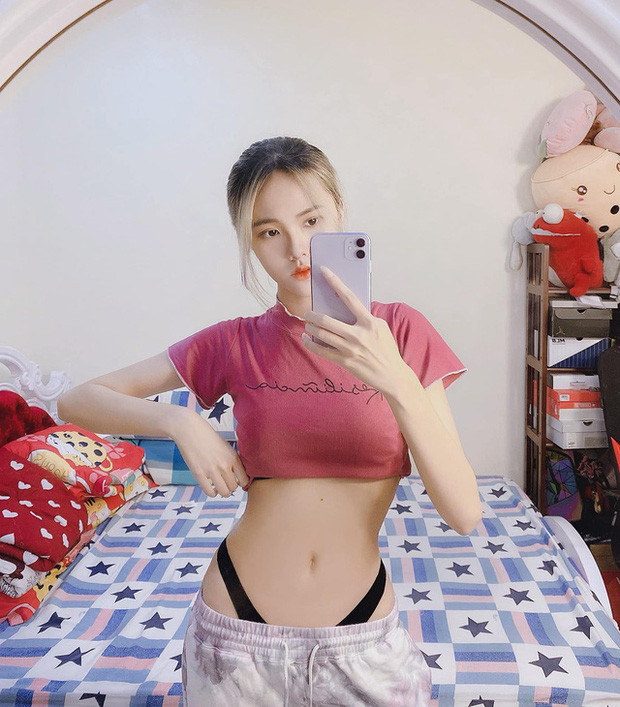  Mòe 1M77 là nữ streamer thuộc thế hệ F2, được biết tới với phong cách livestream tràn đầy năng lượng và lối nói chuyện vui nhộn.