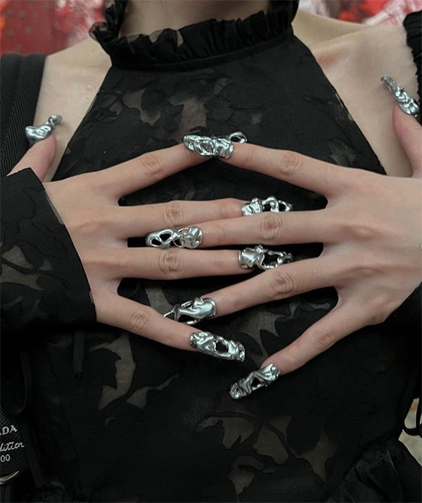 Bên cạnh đó, Linh Ngọc Đàm còn hoàn chỉnh bộ outfit của mình bằng chiếc túi Prada đơn giản, tinh tế cùng bộ nail design có "1 0 2".