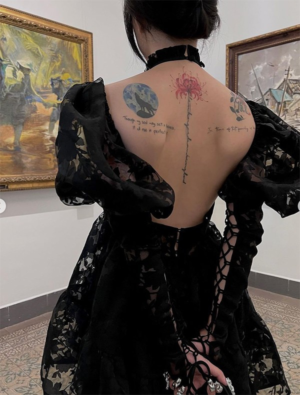 Điểm nổi bật nhất của bộ cánh này chính là thiết kế khoét lưng sâu giúp Linh Ngọc Đàm khéo léo khoe được hình xăm trên vai và sau lưng. Không chỉ vậy còn giúp cô nàng "show" triệt để tấm lưng thon gọn, mảnh khảnh của mình.