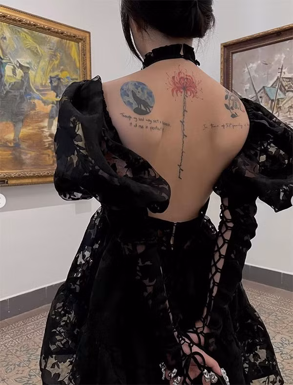 Điểm nổi bật nhất của bộ cánh này chính là thiết kế khoét lưng sâu giúp Linh Ngọc Đàm khéo léo khoe được hình xăm trên vai và sau lưng. Không chỉ vậy còn giúp cô nàng "show" triệt để tấm lưng thon gọn, mảnh khảnh của mình.