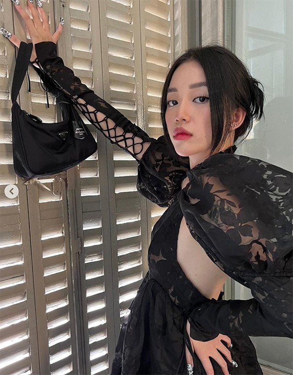 Trong bộ ảnh lần này, Linh Ngọc Đàm giống như một bông hồng đen, vừa ngọt ngào, xinh đẹp, vừa quyến rũ khó tả.