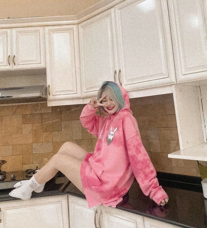 Được biết là một trong những “Đóa Nhi phiên bản Việt” của mạng xã hội Tik Tok Việt Nam, cho đến tháng 9, Hảo Thỏ đã chính thức đạt được 2 triệu subscribe, đánh dấu một cột mốc quan trọng cho sự phát triển và nỗ lực của bản thân.