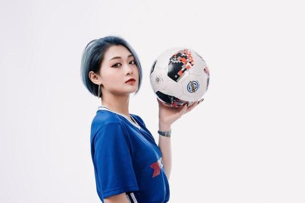 Hảo Thỏ còn được biết đến với vai trò là một MC bóng đá. Cô rất thích đội bóng Chelsea và vẫn thi thoảng góp mặt trong các trang Fanpage của môn thể thao này.