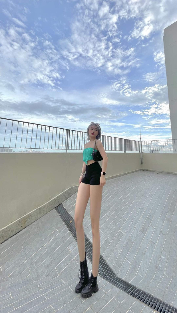 Nhưng đáng nói nhất và cũng khiến dân mạng không khỏi bật cười chính là màn photoshop quá đà nhưng cũng rất hài hước của Hảo Thỏ.