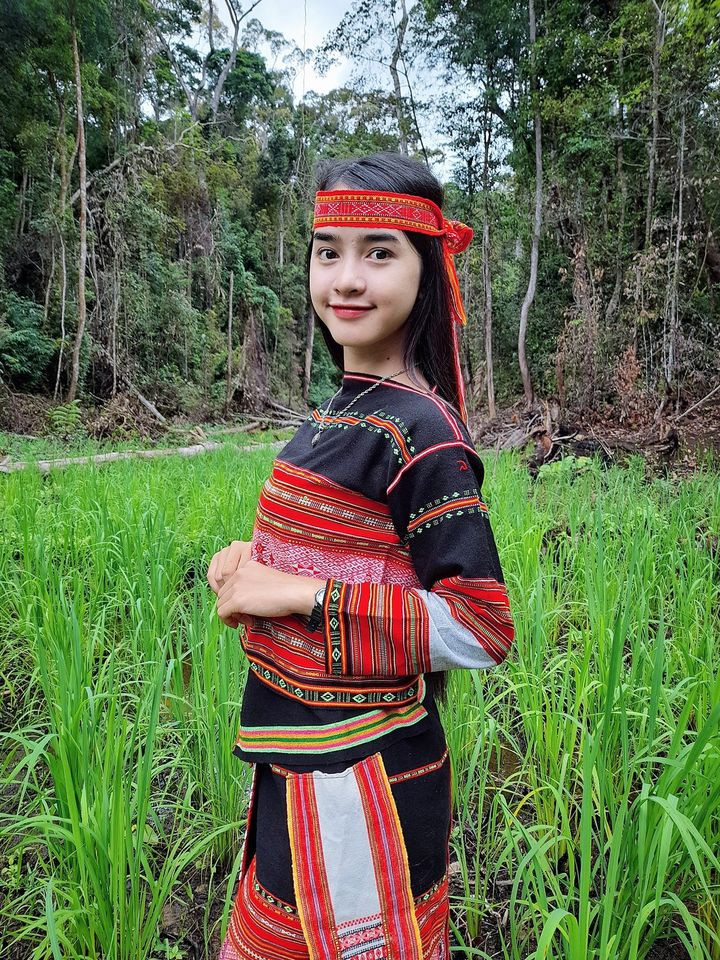 Yona Cươn là hot girl dân tộc nổi lên nhờ những video ghi lại khoảnh khắc giản dị, ấm áp bên gia đình trên kênh TikTok cá nhân.