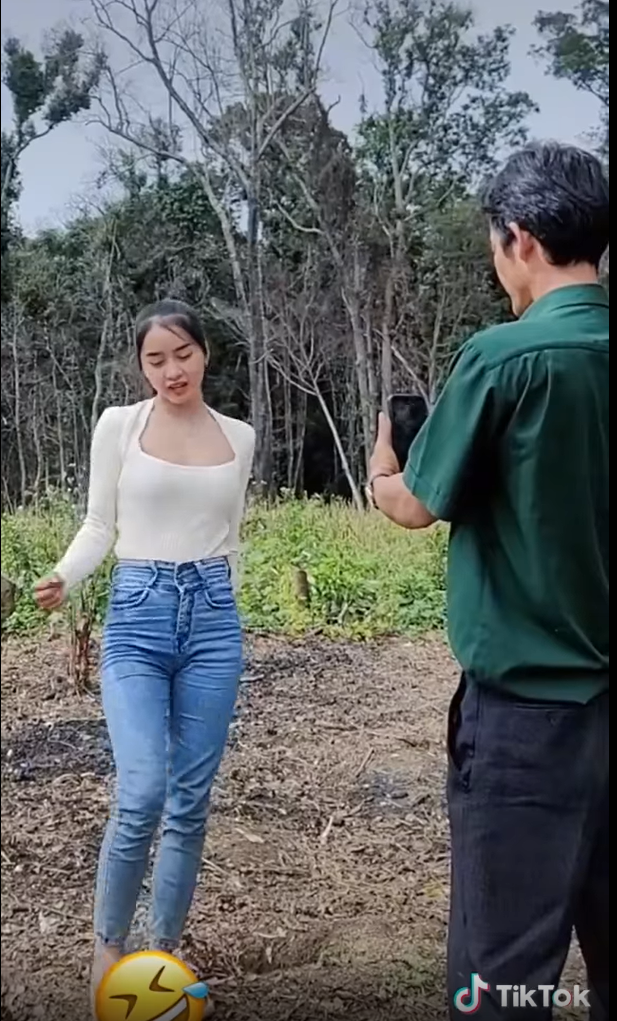 Bên cạnh các “siêu phẩm”, hot girl dân tộc 17 tuổi thường xuyên đăng tải hình ảnh hậu trường. Đây cũng là nguồn cơn của những tranh cãi thời gian gần đây trên kênh TikTok của cô nàng.