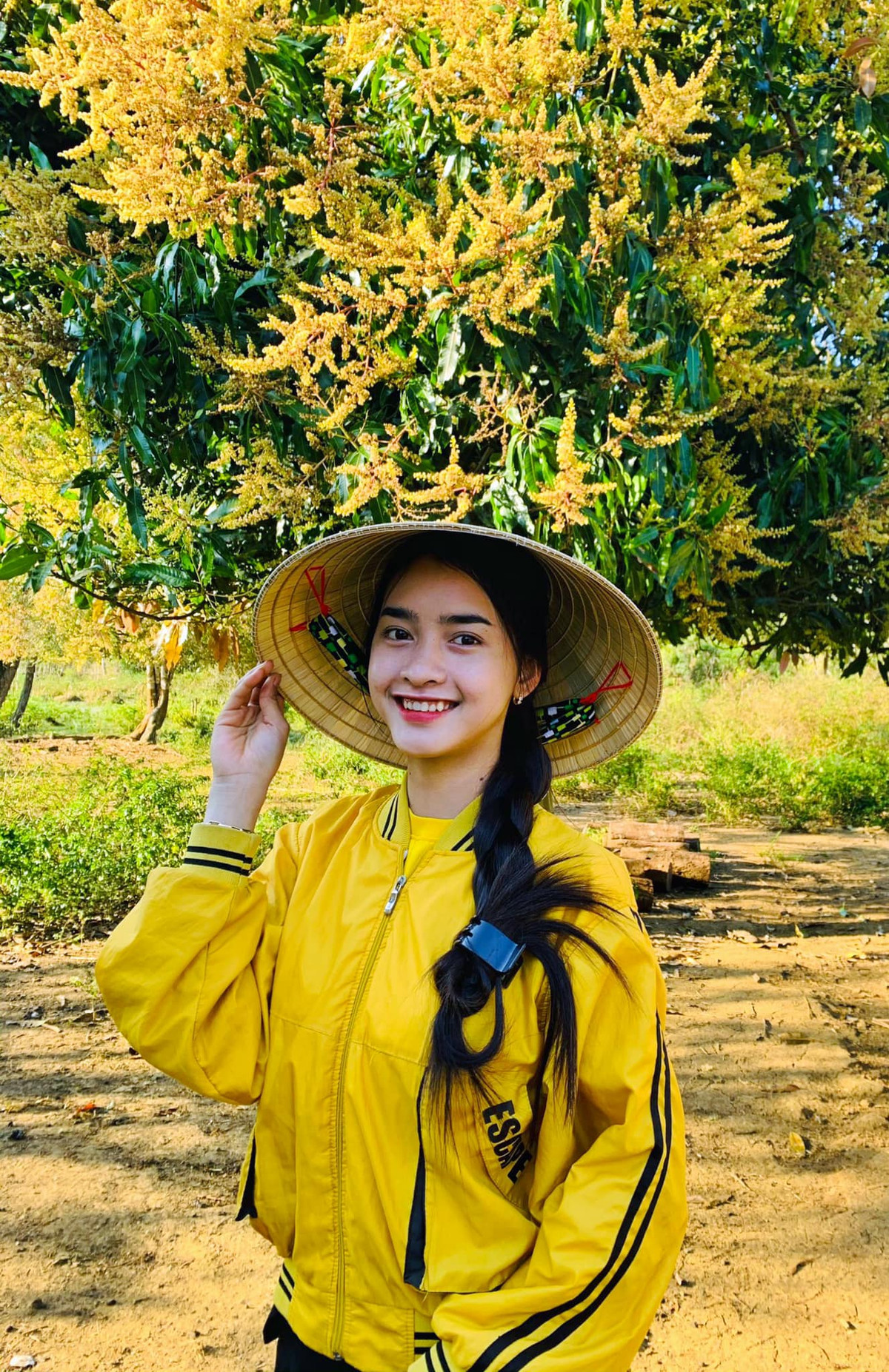 "Sơn nữ Bana" là biệt danh mà cư dân mạng dành cho Yona Cươn (Đinh Thị Cươn) 17 tuổi, hiện đang sinh sống ở Bình Định.