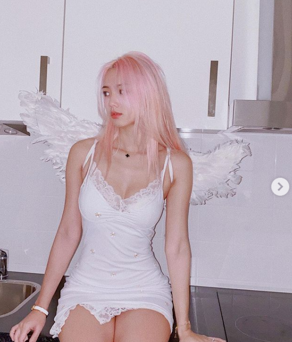 Nữ streamer Vyvan Le bất ngờ trở thành tâm điểm chú ý của cộng đồng mạng khi chuyển hướng hoạt động trên nền tảng Onlyfans - website cho phép người dùng kiếm thêm thu nhập từ những hình ảnh nhạy cảm của bản thân.