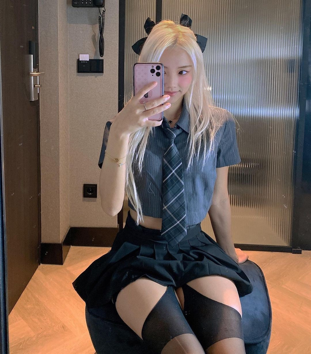 Vyvan Le là một người mẫu, nữ streamer có hai dòng máu Việt - Trung khiến cộng đồng mạng "sục sôi" thời gian gần đây nhờ gương mặt và vóc dáng miễn chê.