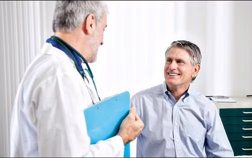 Đối với những người có nguy cơ cao như: Những người ở trong gia đình có tiền sử ung thư tinh hoàn; Tinh hoàn ẩn không di chuyển xuống bìu trong tuổi thiếu niên; Bị chấn thương tinh hoàn; Viêm tinh hoàn do quai bị sau tuổi dậy thì; Những người làm việc trong điều kiện nhiệt độ quá nóng như thợ mỏ, lái xe đường dài,… cần thường xuyên kiểm tra tinh hoàn và khám nam khoa định kỳ để phát hiện sớm ung thư tinh hoàn.