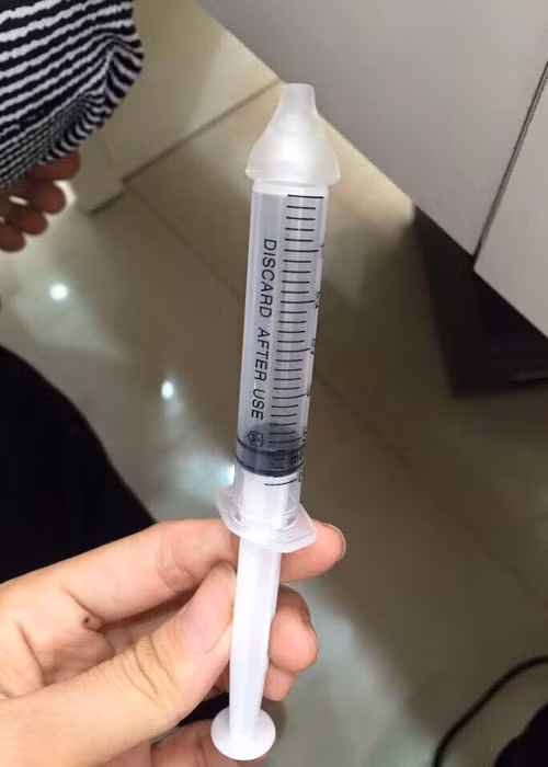 Dùng xi lanh thụt rửa tai. Nếu sử dụng xi lanh để bơm, thụt nước muối vào tai có thể gây viêm nhiễm. Bên cạnh đó, áp lực từ ống xi lanh có thể khiến tai dễ bị thủng màng nhĩ. Khi đó, bạn sẽ mất khá nhiều thời gian và trải qua đau đớn trước khi lớp màng nhĩ có thể tự lành lại.