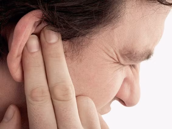 Cố ngoáy tai dù đang bị bệnh về tai như viêm tai giữa, vì hành động này chỉ gây đau đớn, tổn hại đến tai của bạn mà thôi.