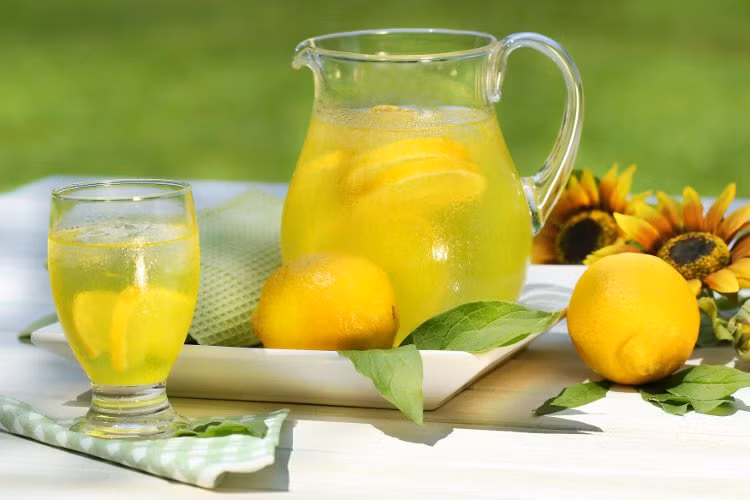 Nước mật ong: Để giải rượu bạn có thể pha 1-2 thìa mật ong với 1 ly nước lọc, chất kết dính trong mật ong sẽ bảo vệ niêm mạc dạ dày, làm chậm quá trình chất cồn ngấm vào bên trong máu. Nhờ đó có tác dụng giải bia rượu rất công hiệu.