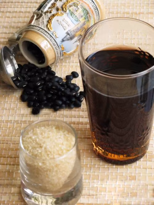 Đậu đen: Khi ngộ độc rượu bạn có thể uống nước sắc đậu đen. Ninh đậu đen cho nhừ rồi uống liên tục từng chén một sẽ có tác dụng giải ngộ độc rượu. Nếu bạn đã uống rượu bia trong thời gian quá dài, cơ thể tích tụ nhiều độc tố, có thể giải độc bằng cách lấy một lạng đậu đen cho vào quả dừa non còn nguyên nước, hấp cách thủy nhiều giờ để đậu đen mềm hẳn. Ăn cả cái và nước này mỗi tháng một lần có tác dụng giải độc rượu rất tốt.