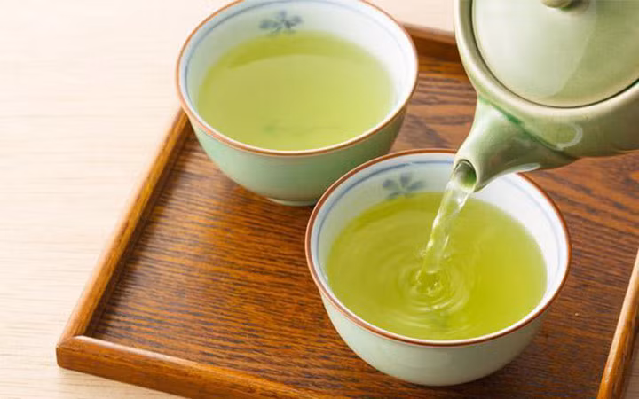 Nước chè xanh: Trong nước chè xanh có chứa nhiều axit tanic có tác dụng giải độc rất tốt. Khi say xỉn bố chỉ cần uống một cốc chè pha đặc sẽ giúp bạn giải rượu hiệu quả.