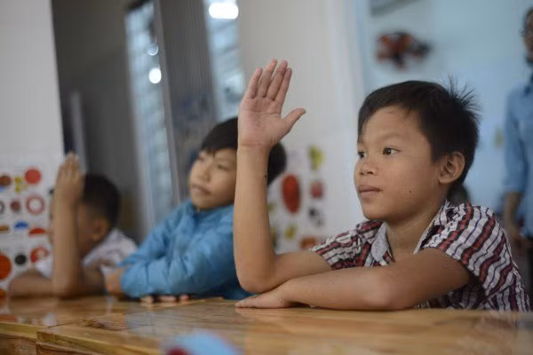 Tôi bảo phụ huynh là bây giờ để các em nghỉ học để phụ giúp bố mẹ là chuyện nhỏ. Đúng là nó đi học thì không phụ giúp bố mẹ như khi nó nghỉ học, nhưng mình phải tạo cơ hội cho con cái, vì sau này chúng cũng còn có con cái của chúng nữa”.