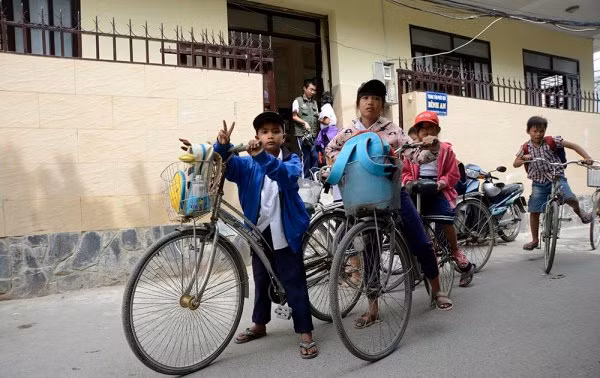 Nhà Thạch Kim Tuyền có 4 anh chị em đang học ở Trung tâm. Nhà ở tận An phú Tây, cách Trung tâm 8 km, hàng ngày 4 anh chị em đạp xe chở nhau đi học. Hôm nay cậu em bị đau chân phải nghỉ học, nên chỉ còn 3 anh em đưa nhau đi.