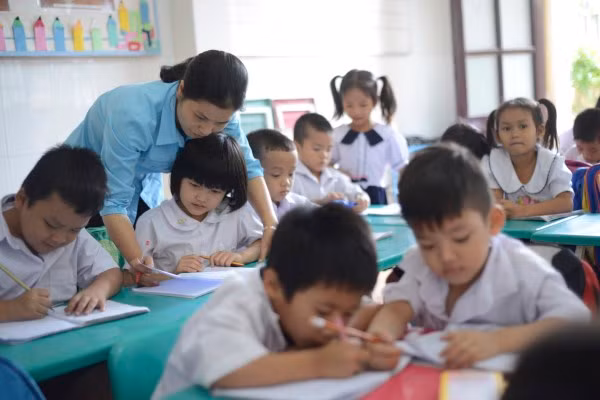 Trung tâm hiện đang dạy cho hơn 200 em từ lớp mẫu giáo đến lớp 5. Các bé mẫu giáo cũng được trung tâm hỗ trợ đồng phục tươm tất như các anh chị lớn.