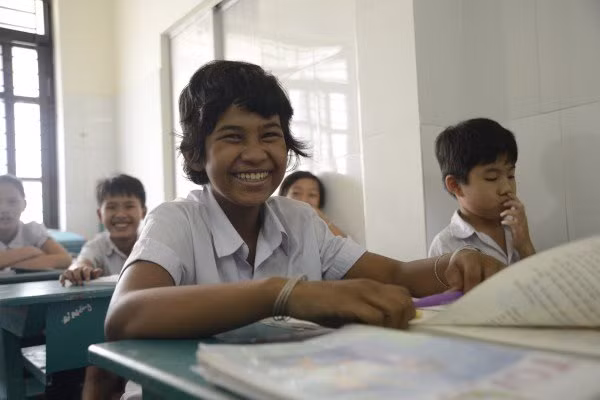 Hồ Thị Thu An cũng là một trường hợp "lạ". Mẹ bỏ đi đã từ lâu, em được một người phụ nữ tốt bụng nhận nuôi. “Trước đây học trường tiểu học Phan Đăng lưu đến lớp 2, sau em chuyển sang trường Huy Đức phải xuống lớp 1. Rồi khi chuyển về Trung tâm em lại học từ… lớp mẫu giáo. Nhà chuyển nhiều, nghỉ học nhiều quá nên em chẳng nhớ tí kiến thực nào. Bây giờ em đã học tới lớp 5, em 13 tuổi".